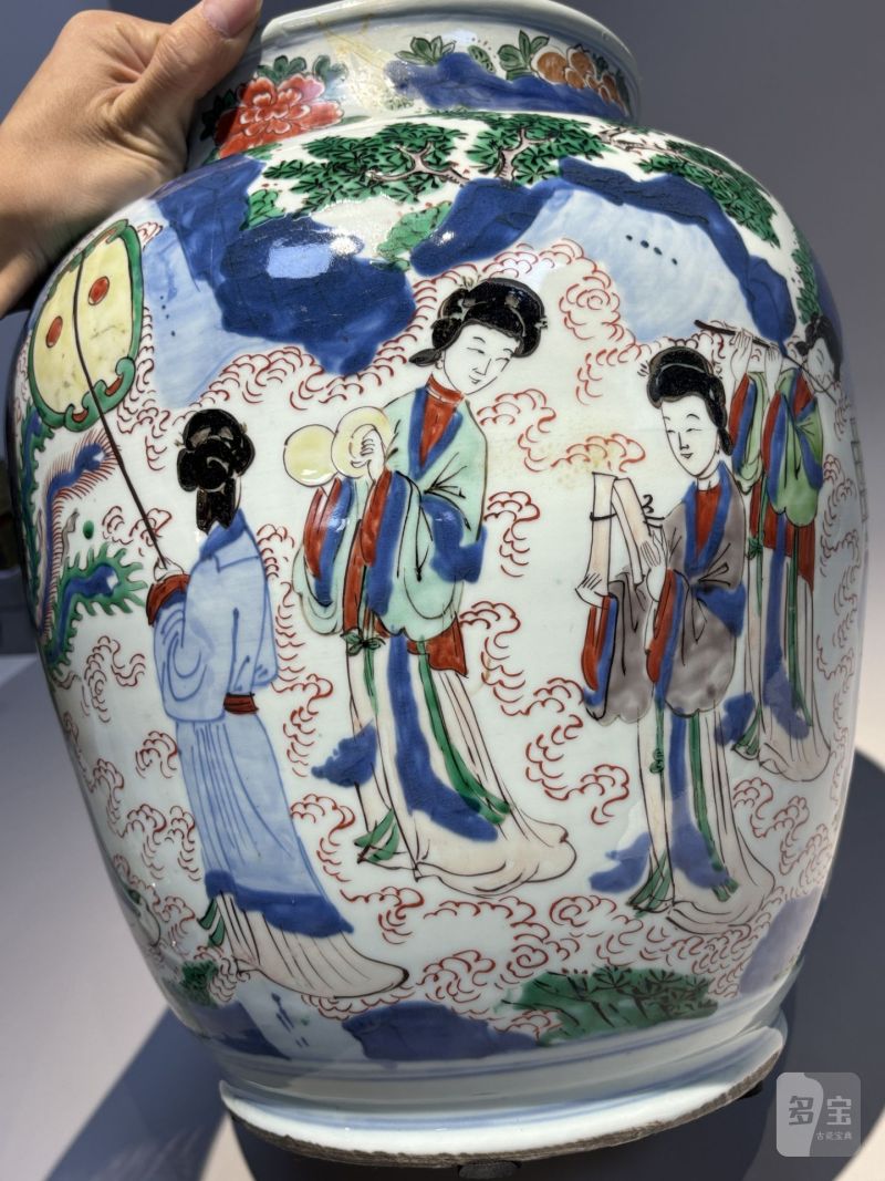    清康熙 五彩宫苑仕女图狮钮盖罐（一对） - 图6